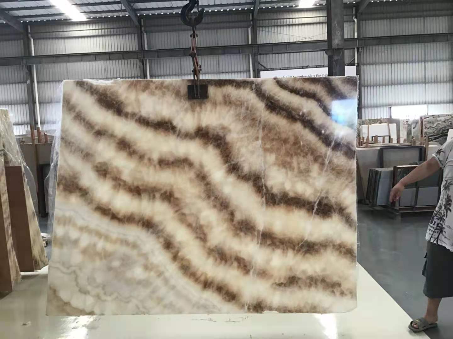 Vein-cut onyx for backlighting